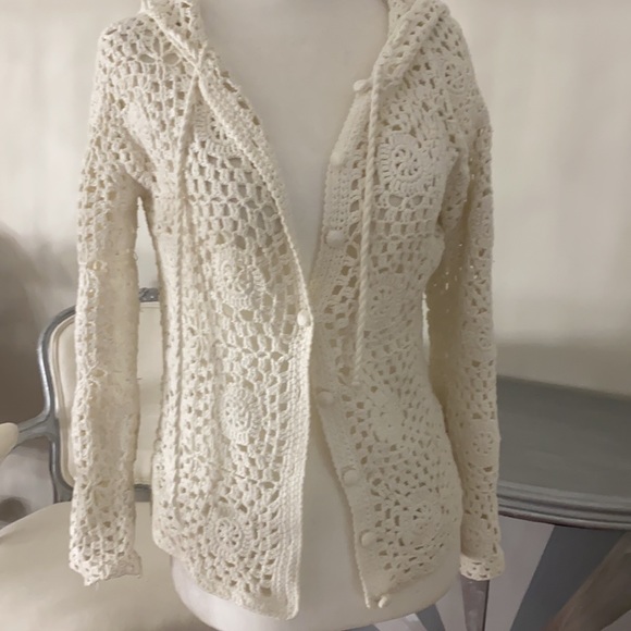 Knitted sweater in white with hood. - Picture 2 of 4
